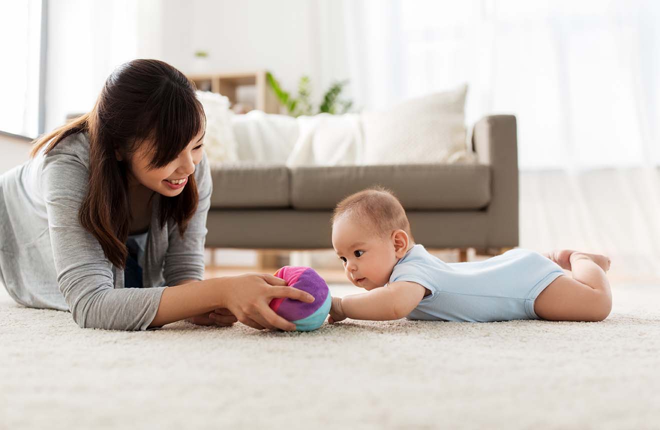 Moeder kind tummy time